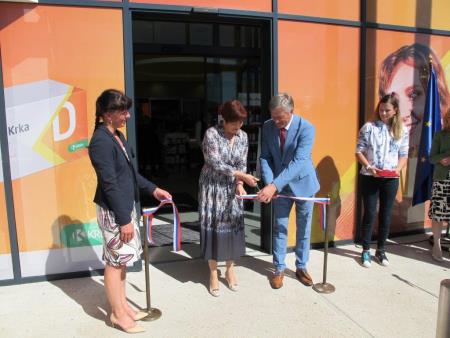 Trak je prerezala vodja lekarne Tjaša Budič Kapus.